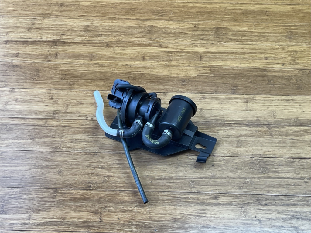 2002-2006 Volkswagen Golf Mk4 Fuel Vapor Leak Detection Pump Assembly OEM