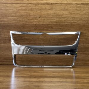 2007-2009 Volkswagen Touareg Front Center Grille Surround Chrome OEM *NOTE*