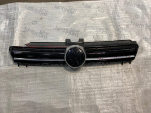 2015-2017 Volkswagen Golf MK7 Front MAIN Center Radiator Grill OEM DAMAGE  *note