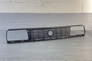 1988-1992 Volkswagen Golf Jetta Grille Assembly Front Black Plastic OEM *NOTE*