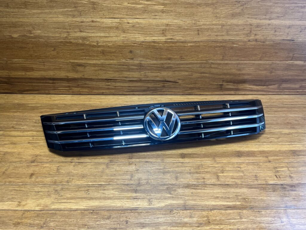 2018-2021 Volkswagen Tiguan Radiator Grille Satin Black Front Upper OEM *NOTE*