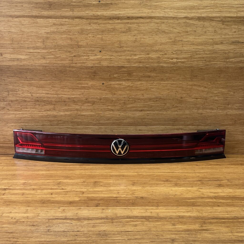 2024-2026 Volkswagen Atlas CA1 Center Taillight Lamp W/ Illum Logo OEM *NOTE*