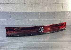 2024-2025 Volkswagen Atlas CA1 Center Taillight Lamp W/ Illum Logo OEM *NOTE*