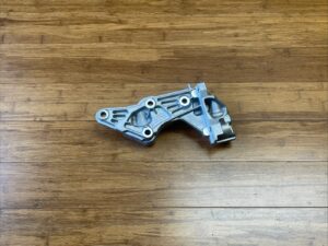 2022-2025 Volvo S60 2.0L Engine Cylinder Head Bracket Mount 31460910 OEM