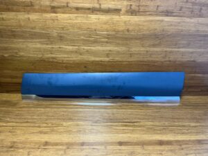 2011-2017 Volkswagen Touareg Front Right Lower Molding Door Molding OEM *NOTE*