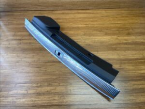 2017-2019 Audi Q7 4M Rear Trunk Sill Plate Latch Cover Brown / Chrome OEM