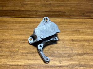 2019-2022 Volvo XC40 T4 2.0L Engine Motor Right Side Mount Support Bracket OEM