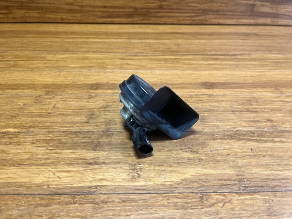 2014-2019 BMW X5 F15 Low Pitch Note Tone Electric Signal Horn Right OEM