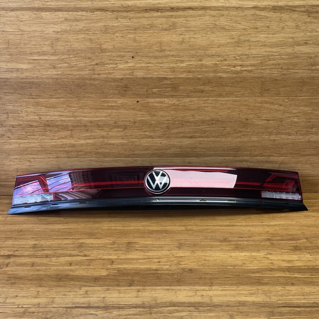 2024-2025 Volkswagen Atlas CA1 Center Taillight Lamp W/ Illum Logo OEM *NOTE*