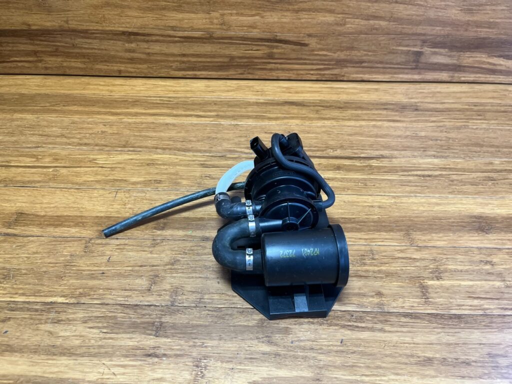 2002-2006 Volkswagen Golf / Jetta Mk4 Fuel Vapor Leak Detection Pump OEM *NOTE*
