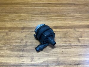2014-2021 BMW M4 F83 3.0L Engine Auxiliary Water Pump Front Side 8637853 OEM