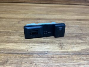 2015-2019 Land Rover Discovery Sport L550 Center Console USB Jack Port OEM